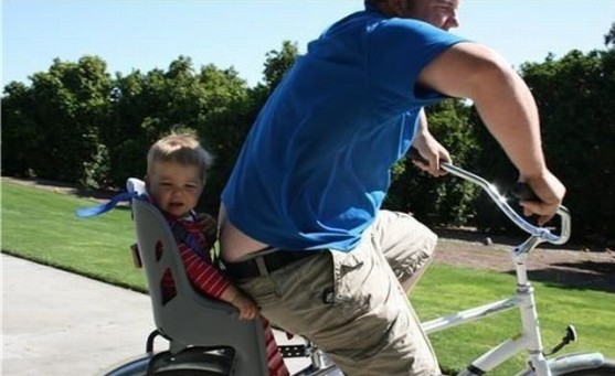 padre-fail-parenting-niño-asiento-atras-bicicleta
